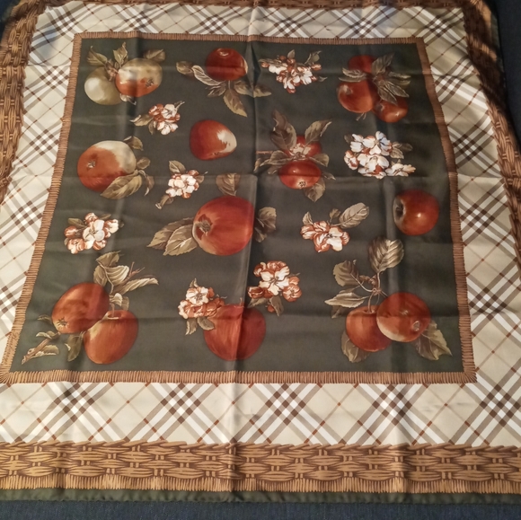 🍎🌿🍂Vintage Burberry Silk Scarf